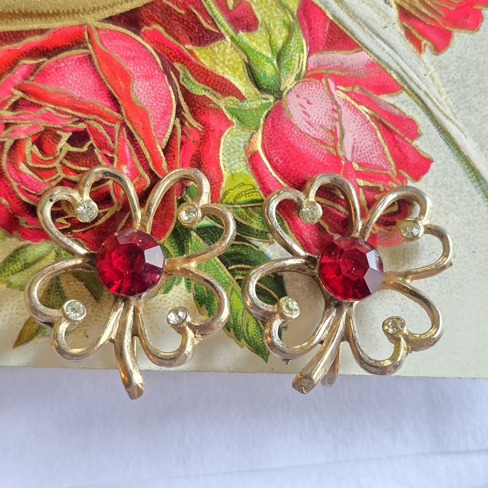 Vintage earrings four leaf gold tone red gem shamrock screwback